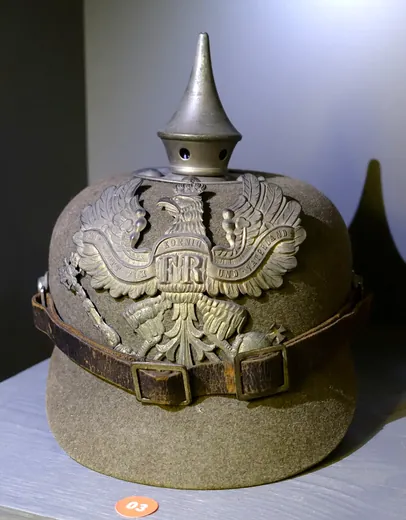 Casque à pointe de remplacement en feutre vu de face, avec aigle prussien argenté, pointe grise à évents et jugulaire de cuir, au Braunschweigisches Landesmuseum
