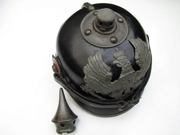 Casque à pointe prussien modèle 1915 vu de dessus, garnitures grises, pointe démontée posée devant le casque, tenon de la base ronde visible