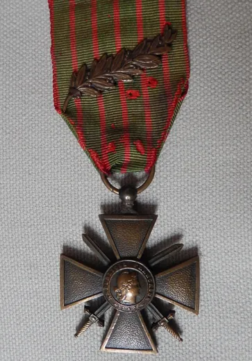 Croix de guerre 1914-1918 avec une palme de bronze sur son ruban vert et rouge