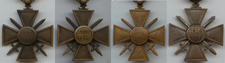 Revers de quatre croix de guerre 1914-1918, chacune avec un millésime différent