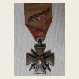 Croix de guerre 1914-1918 avec une palme de bronze sur son ruban vert et rouge