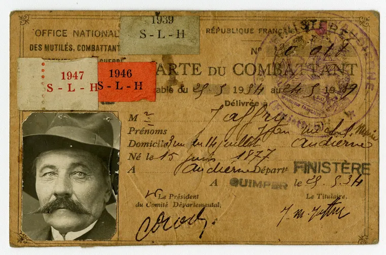 Carte du combattant de Jean Jaffry, délivrée à Quimper en mai 1934, avec photographie d'identité, numéro, cachet, signatures et vignettes de renouvellement 1939, 1946 et 1947