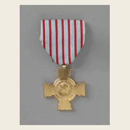 Avers d'une croix du combattant en bronze : effigie de la République casquée, légende RÉPUBLIQUE FRANÇAISE, couronne de laurier entre les branches, ruban bleu horizon à sept raies rouges