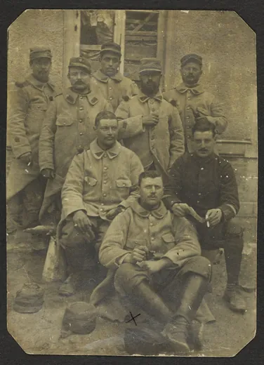 Photographie de groupe de sous-officiers français au début de 1915, dont le sergent Georges Marescq