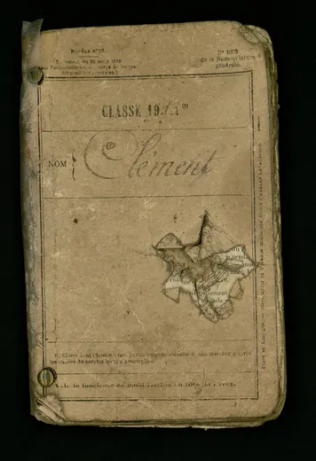 Livret militaire de Germain Clément, percé par un éclat d'obus