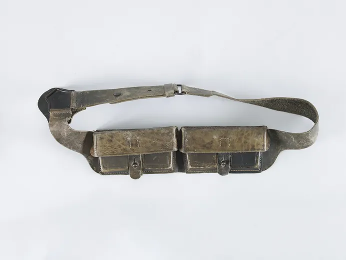 Cartouchières de cavalerie italiennes en cuir et métal de la Seconde Guerre mondiale