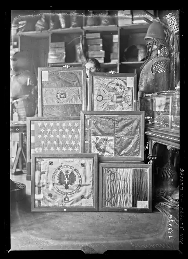 Six fanions militaires encadrés présentés à l'Hôtel Drouot avant leur vente, en 1933