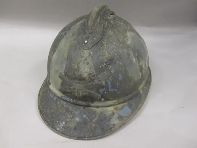 Casque Adrian de la Grande Guerre portant des restes de sa peinture bleue d'origine