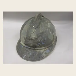 Casque Adrian de la Grande Guerre portant des restes de sa peinture bleue d'origine