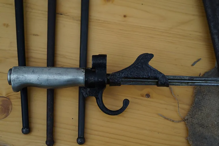 Baïonnette française de la Première Guerre mondiale montée avec un adaptateur coupe-barbelés