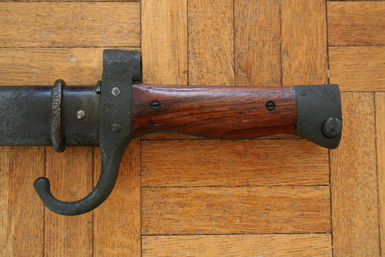 Poignée en bois et quillon recourbé d'une baïonnette française modèle 1892 pour mousqueton Berthier