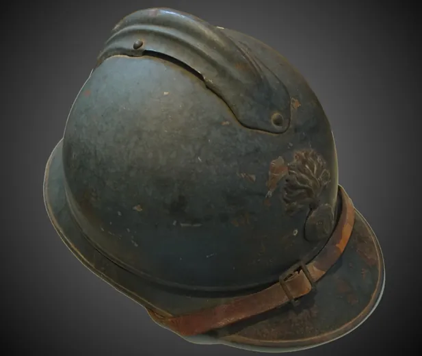 Casque Adrian modèle 1915 avec son cimier, son attribut frontal et sa jugulaire en cuir