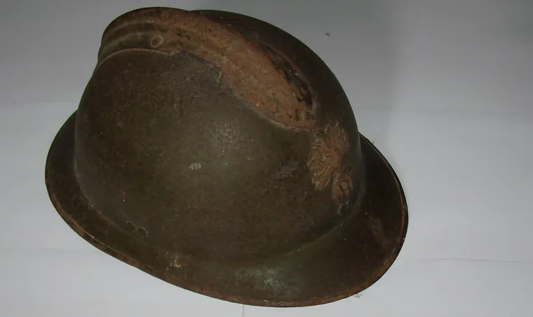 Casque Adrian modèle 1926 avec son cimier et son insigne