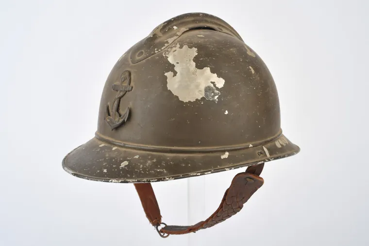 Casque Adrian modèle 1915 kaki portant l'ancre des troupes coloniales