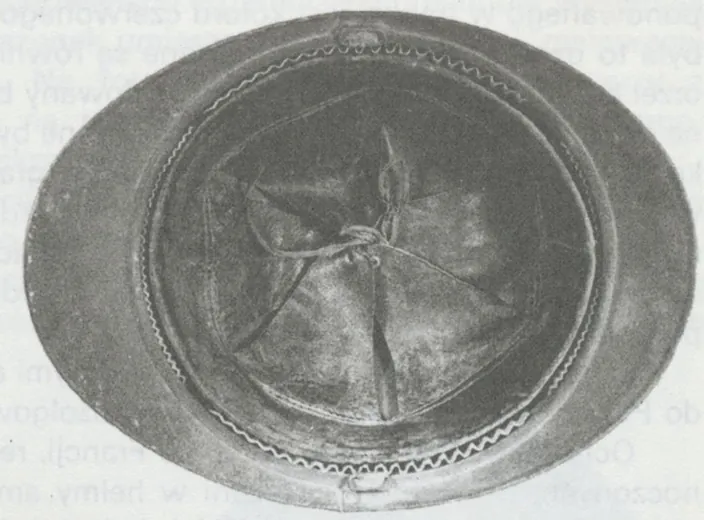Intérieur d'un casque Adrian modèle 1915 : coiffe en cuir à languettes reliées par un lien