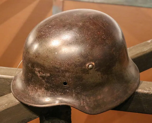 Casque allemand Stahlhelm modèle 1935 exposé dans un musée
