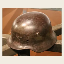 Casque allemand Stahlhelm modèle 1935 exposé dans un musée