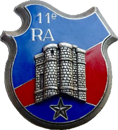 Insigne régimentaire émaillé du 11e régiment d'artillerie, fabrication Drago