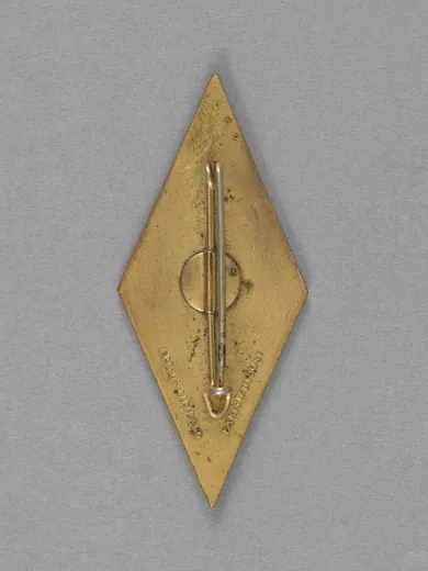 Revers doré d'un insigne du 150e régiment d'infanterie, épingle verticale et pastille poinçonnée Arthus-Bertrand