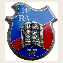 Insigne régimentaire émaillé du 11e régiment d'artillerie, fabrication Drago