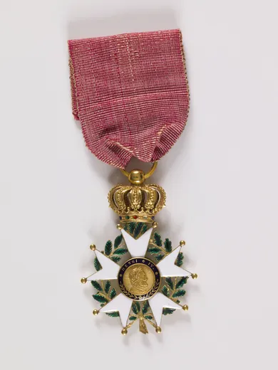 Croix d'officier de la Légion d'honneur de Victor Hugo, modèle de la monarchie de Juillet, surmontée d'une couronne royale