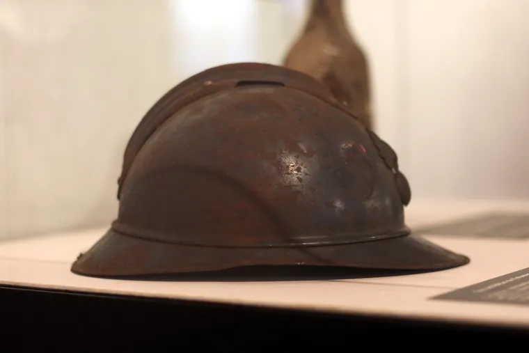 Casque Adrian modèle 1915 exposé en vitrine