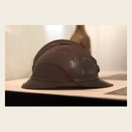 Casque Adrian modèle 1915 exposé en vitrine