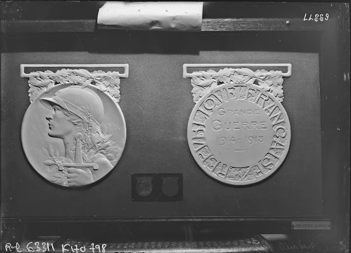 Modèles des deux faces de la médaille commémorative de la guerre 1914-1918 : République casquée à l'avers, « Grande Guerre 1914-1918 » au revers