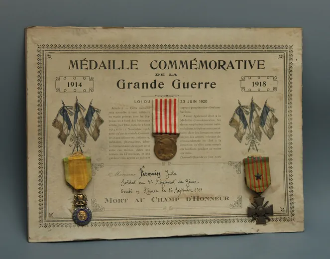 Cadre de la médaille commémorative de la Grande Guerre d'un soldat du 3e régiment du génie tombé en Alsace en 1918, avec sa médaille militaire et sa croix de guerre