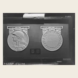 Modèles des deux faces de la médaille commémorative de la guerre 1914-1918 : République casquée à l'avers, « Grande Guerre 1914-1918 » au revers