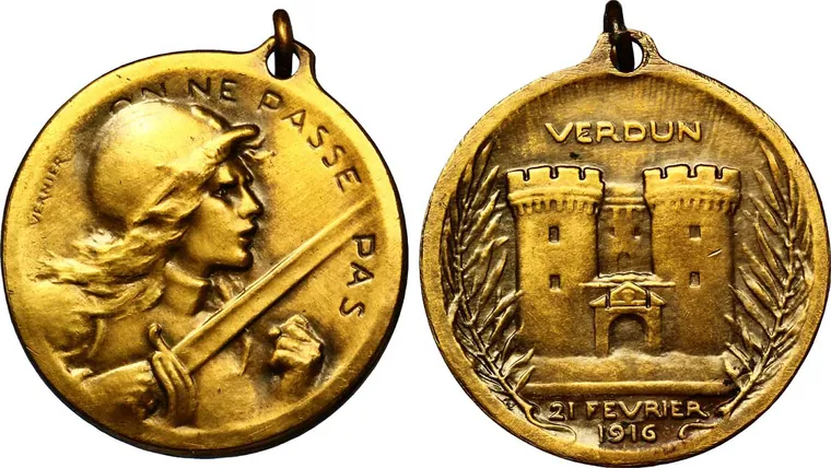 Avers et revers d'une médaille de Verdun du type Vernier : Marianne casquée, l'arme au poing, sous « On ne passe pas » ; revers VERDUN, porte à deux tours entre deux palmes, 21 février 1916