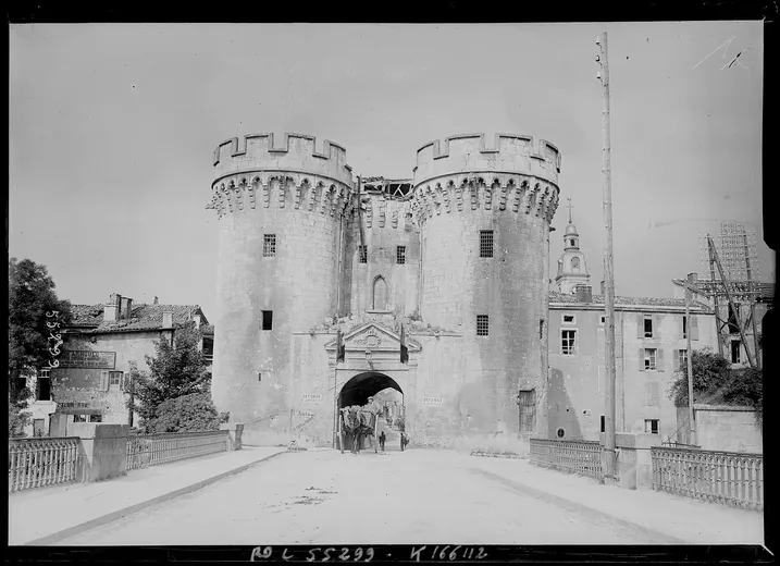 La Porte Chaussée de Verdun et ses deux tours rondes, photographie de presse de l'agence Rol, août 1919
