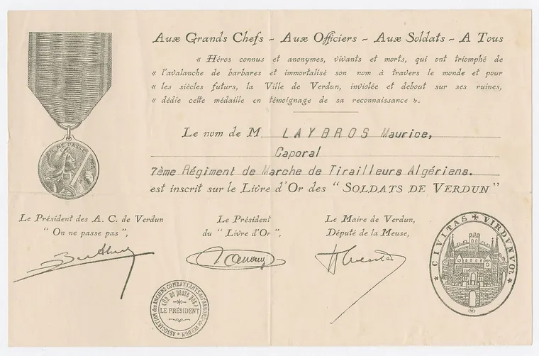 Diplôme d'inscription au Livre d'Or des Soldats de Verdun du caporal Maurice Laybros, 7e régiment de marche de tirailleurs algériens, avec la gravure de la médaille, la dédicace de la ville, trois signatures et les cachets