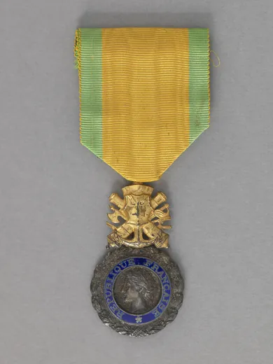 Médaille militaire française avec son trophée d'armes et son bandeau émaillé bleu