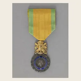 Médaille militaire française avec son trophée d'armes et son bandeau émaillé bleu