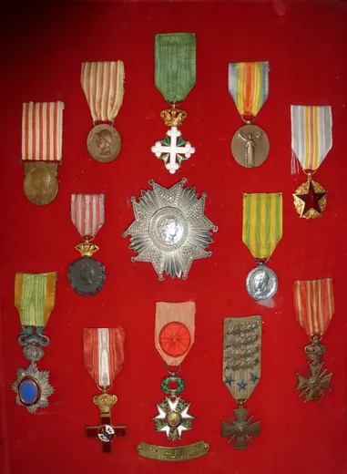 Ensemble de décorations de la Première Guerre mondiale présentées sur un fond rouge