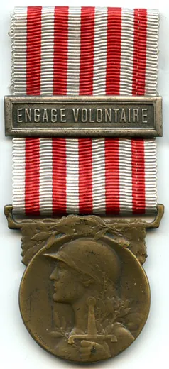 Médaille commémorative française de la guerre 1914-1918 sur son ruban blanc et rouge, avec une barrette Engagé volontaire