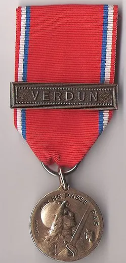 Médaille de Verdun sur son ruban rouge liseré de bleu blanc rouge, avec une agrafe Verdun