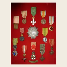 Ensemble de décorations de la Première Guerre mondiale présentées sur un fond rouge