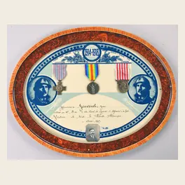 Cadre souvenir ovale de Jean Jouvenel, classe 1907, avec sa photographie, la croix du combattant, la médaille interalliée et la médaille commémorative de la Grande Guerre