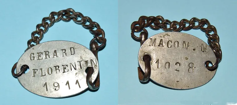 Les deux faces de la plaque d'identité ovale de Florentin Gérard, classe 1911, recrutement de Mâcon, matricule 1028, montée sur un bracelet de chaîne