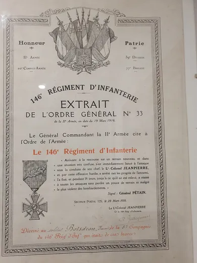 Diplôme de citation collective du 146e régiment d'infanterie à l'ordre de l'armée, 19 mars 1916, avec une croix de guerre dessinée