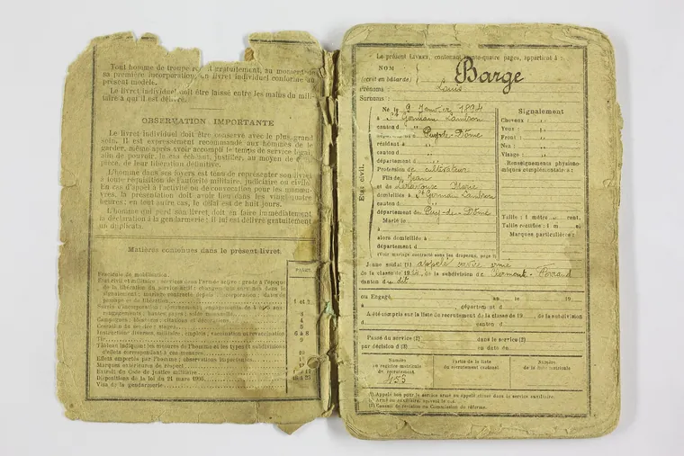 Livret militaire ouvert de Louis Barge, soldat de la classe 1914