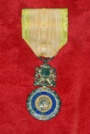 Médaille militaire française avec son ruban jaune bordé de vert