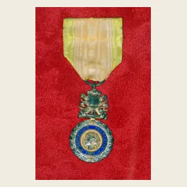 Médaille militaire française avec son ruban jaune bordé de vert