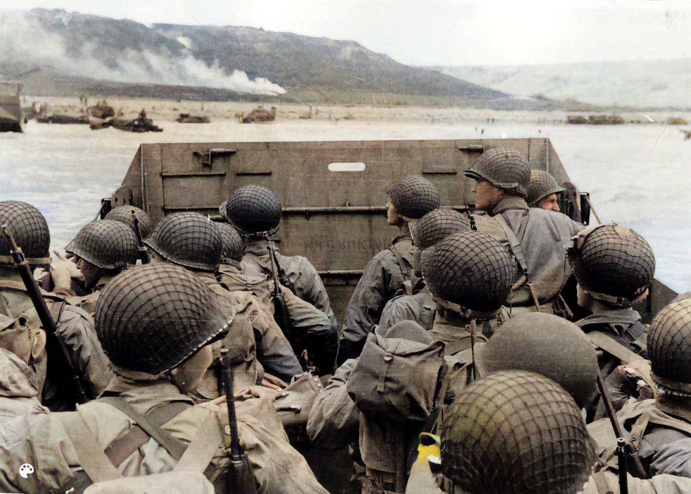 Soldats alliés à bord d'une barge de débarquement approchant Omaha Beach, le 6 juin 1944